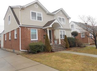 222 Colonial Ave #1, Williston Park, NY 11596