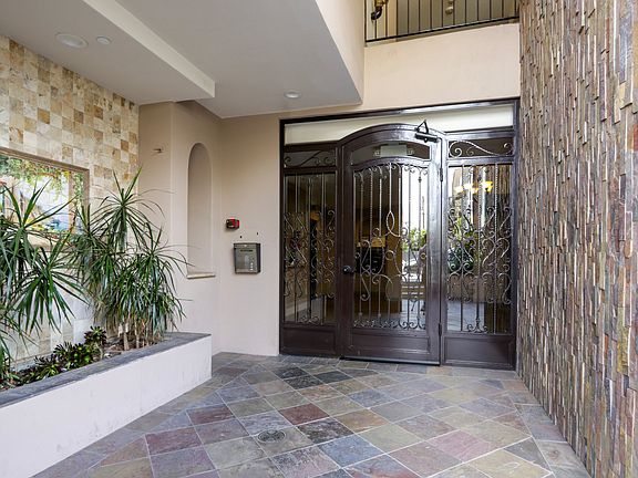 3rd image of 10950 Bloomfield St Penthouse 10