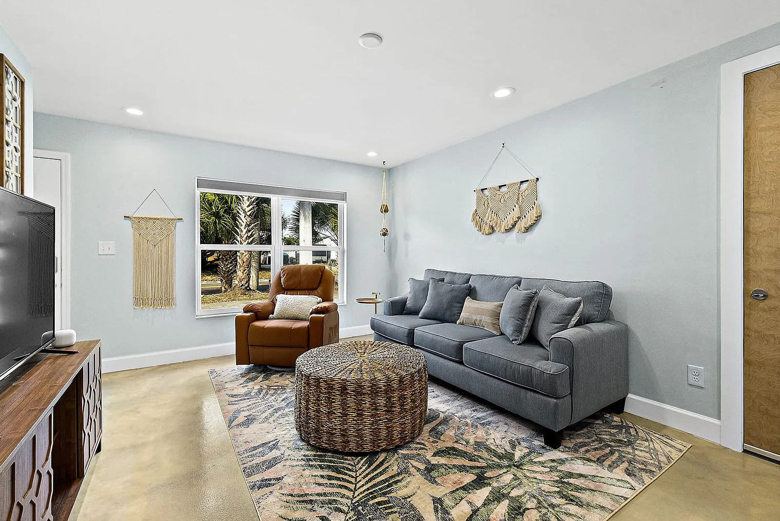 2 bed, 1.0 bath, 990 sqft, $4,506 — Photo 1