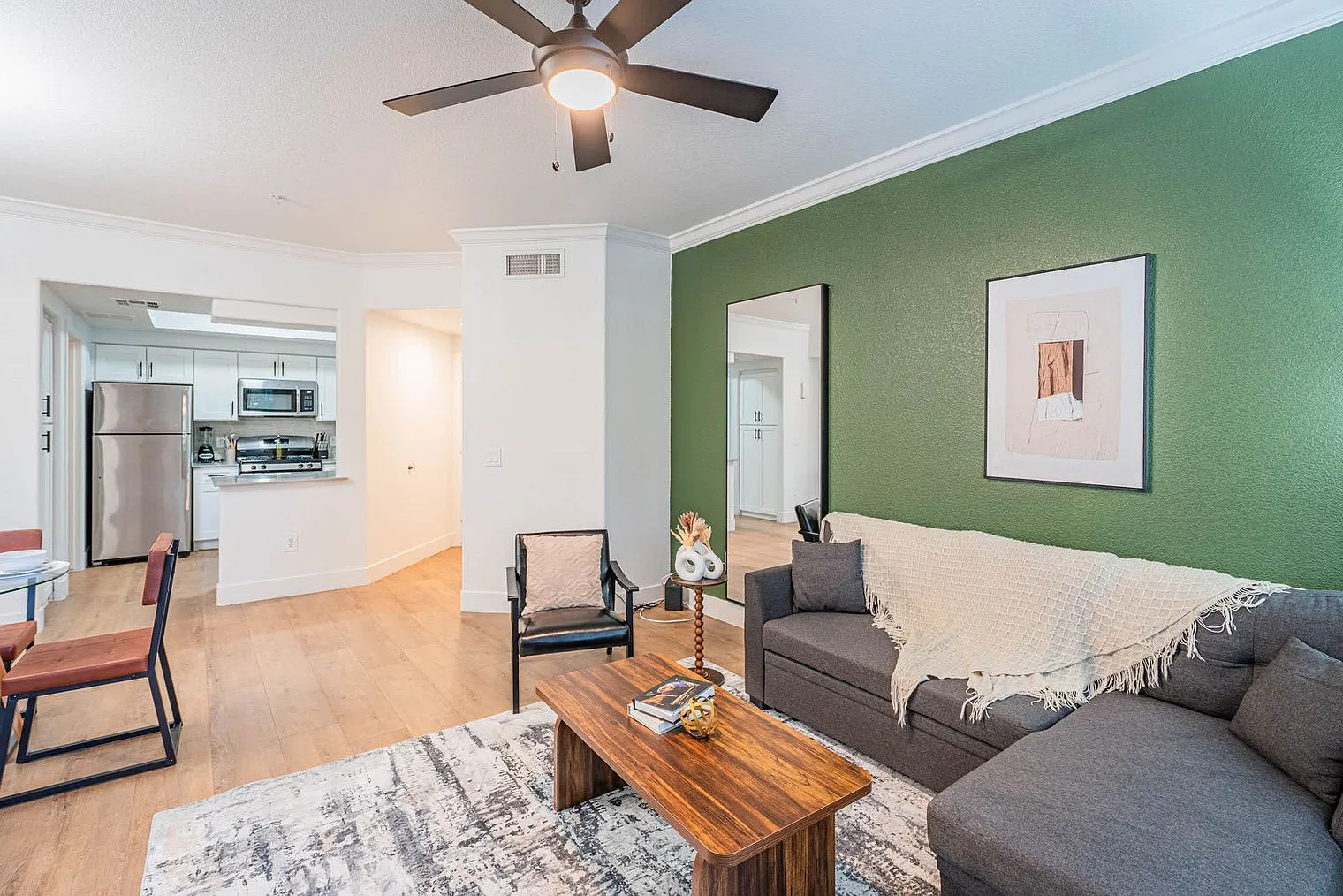 3 bed, 2.0 bath, 828 sqft, $2,550 — Photo 3