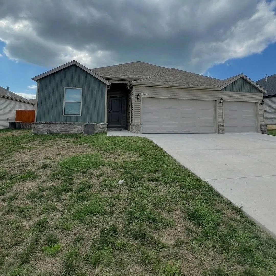 4 Bedroom, 2 Bath, 3 Car Garage - Republic Mo. — Photo 2