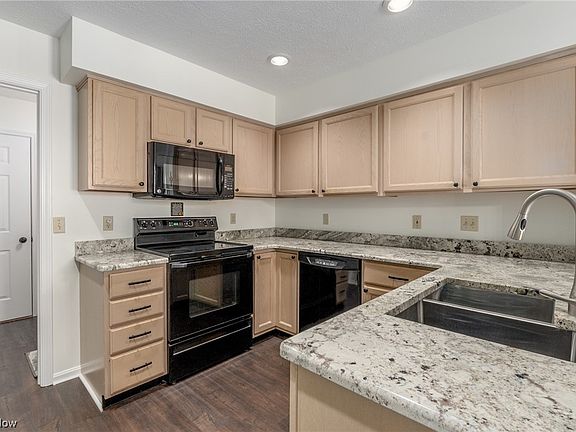 5th image of 3055 Village Green Dr