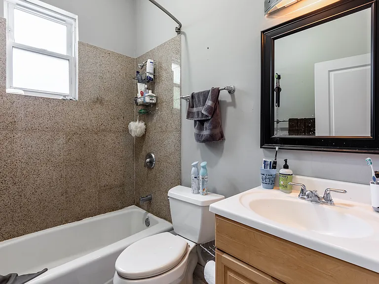 1314 W Roscoe St #1 — Photo 12