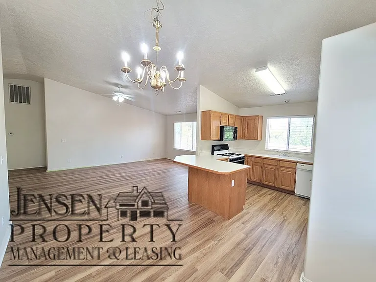787 N Warm Springs Dr — Photo 20