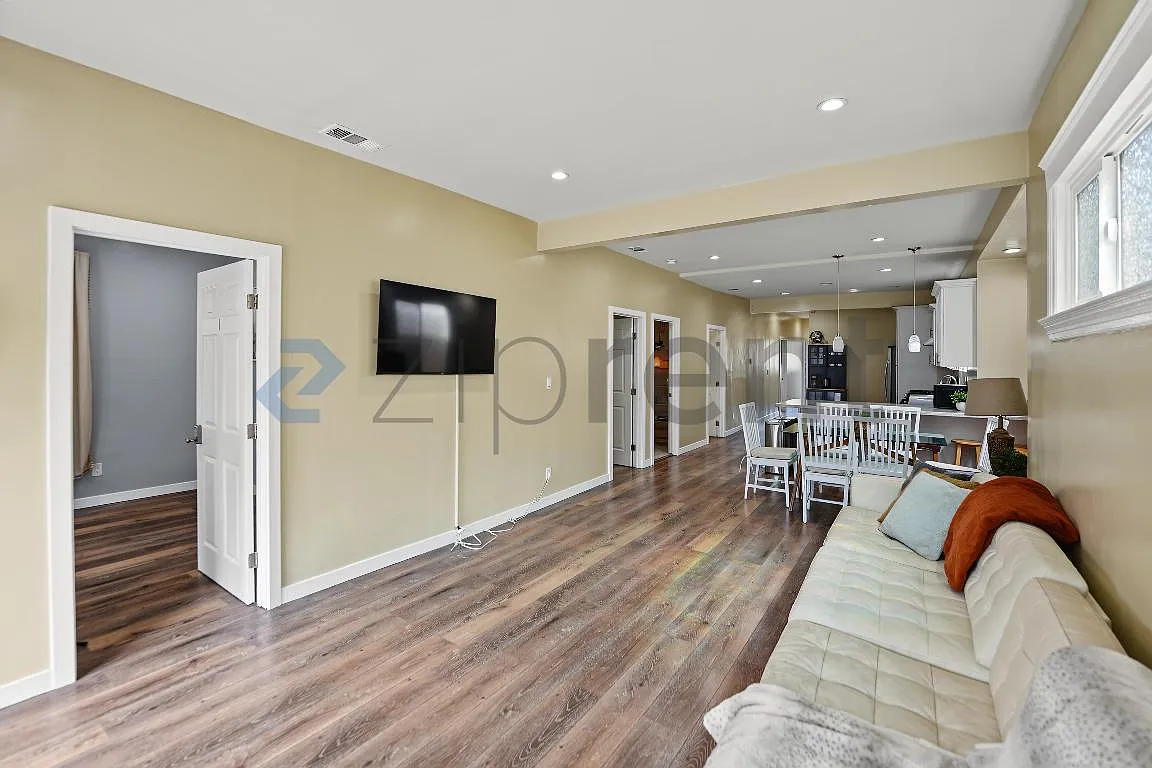 5 bed, 3478 sqft, $6,500 — Photo 2