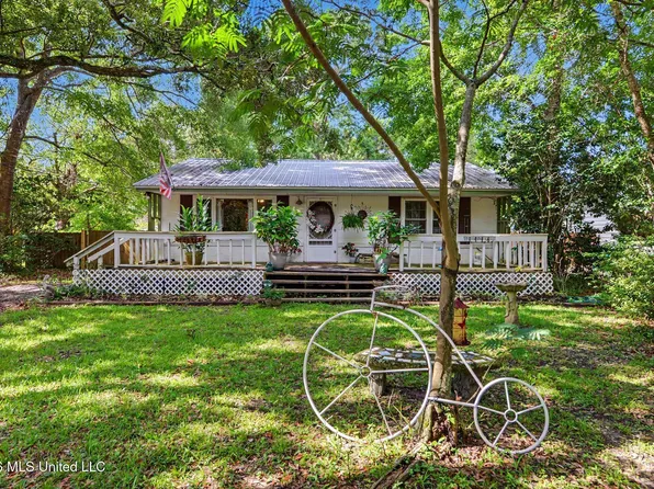 1918 Stuart Ave, Ocean Springs, MS 39564