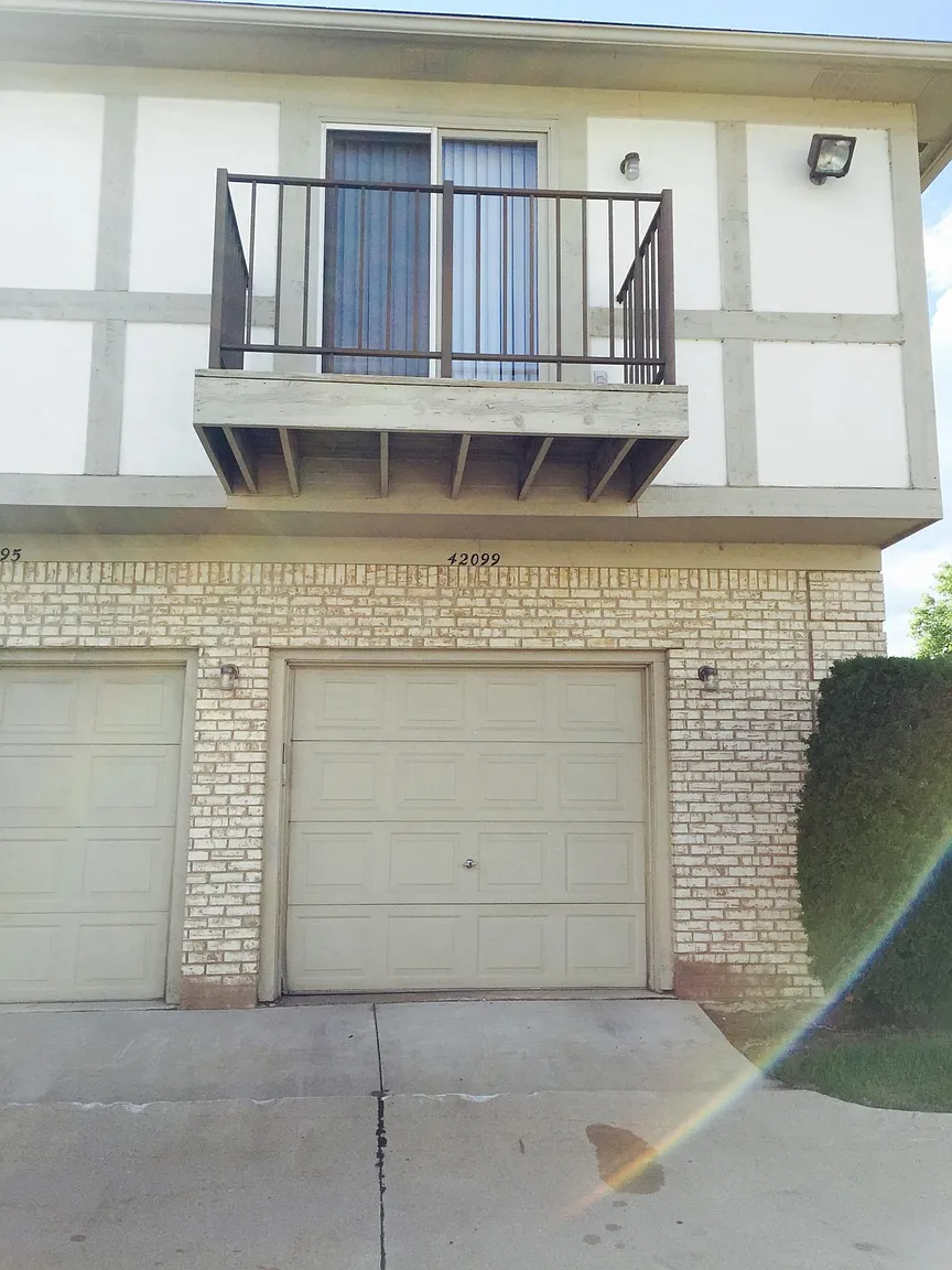 42099 Queen Victoria Ct photo 1