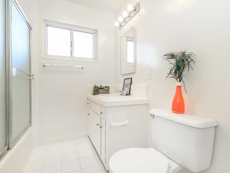 Sea Breeze Beach Apartments — Photo 36