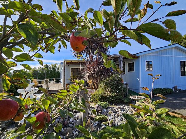 97882 Marks Ln, Brookings, OR 97415