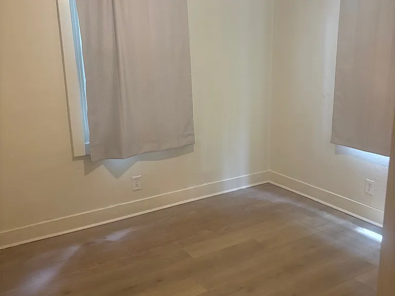 2748 E Surrey Dr — Photo 3