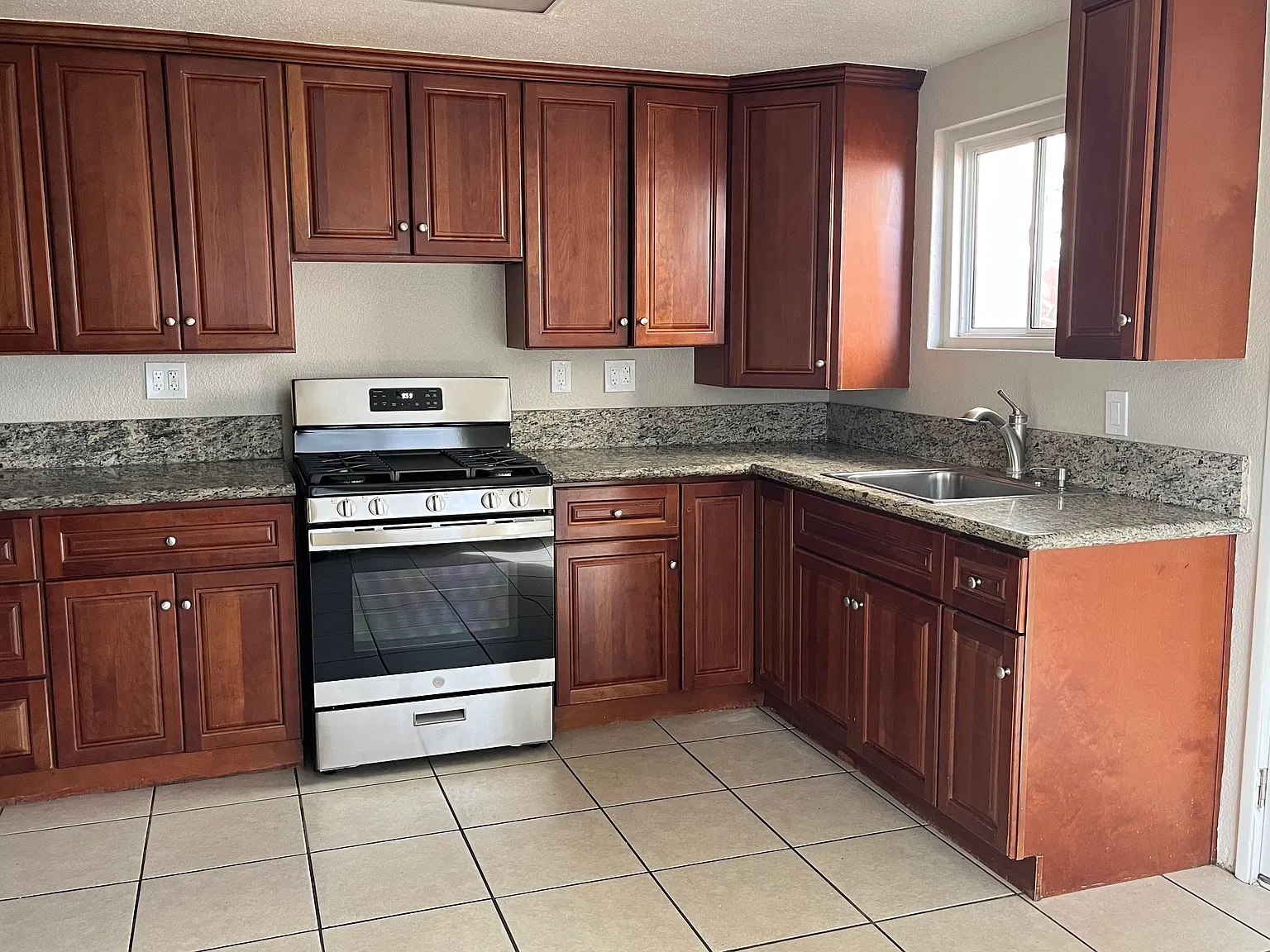 4 bed, 1930 sqft, $3,975 — Photo 3