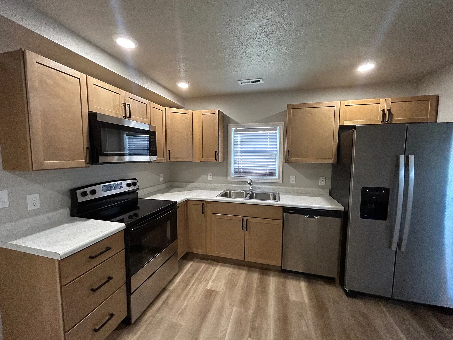 3 bed, 984 sqft, $750 — Photo 1