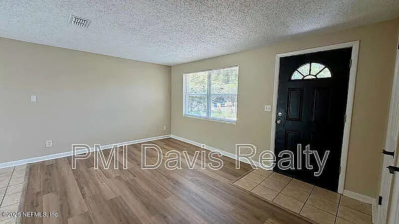 3 bed, 1.0 bath, 978 sqft, $1,600 — Photo 2