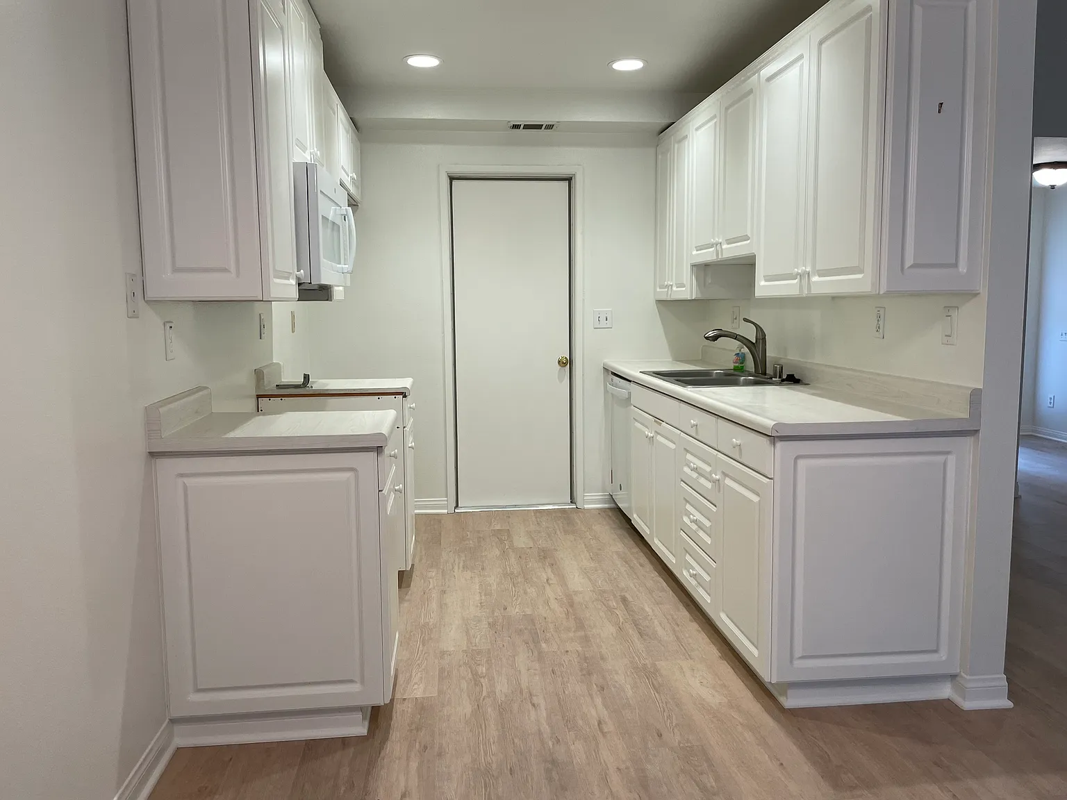 2 bed, 961 sqft, $3,200 — Photo 3