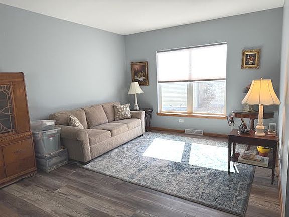 3rd image of 76 Rocking Horse Ln