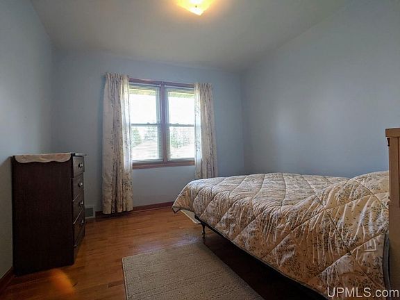 4th image of 417 Holly St