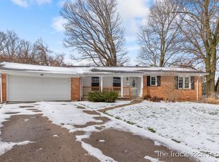 1617 W Kentview Dr NE, Grand Rapids, MI 49505
