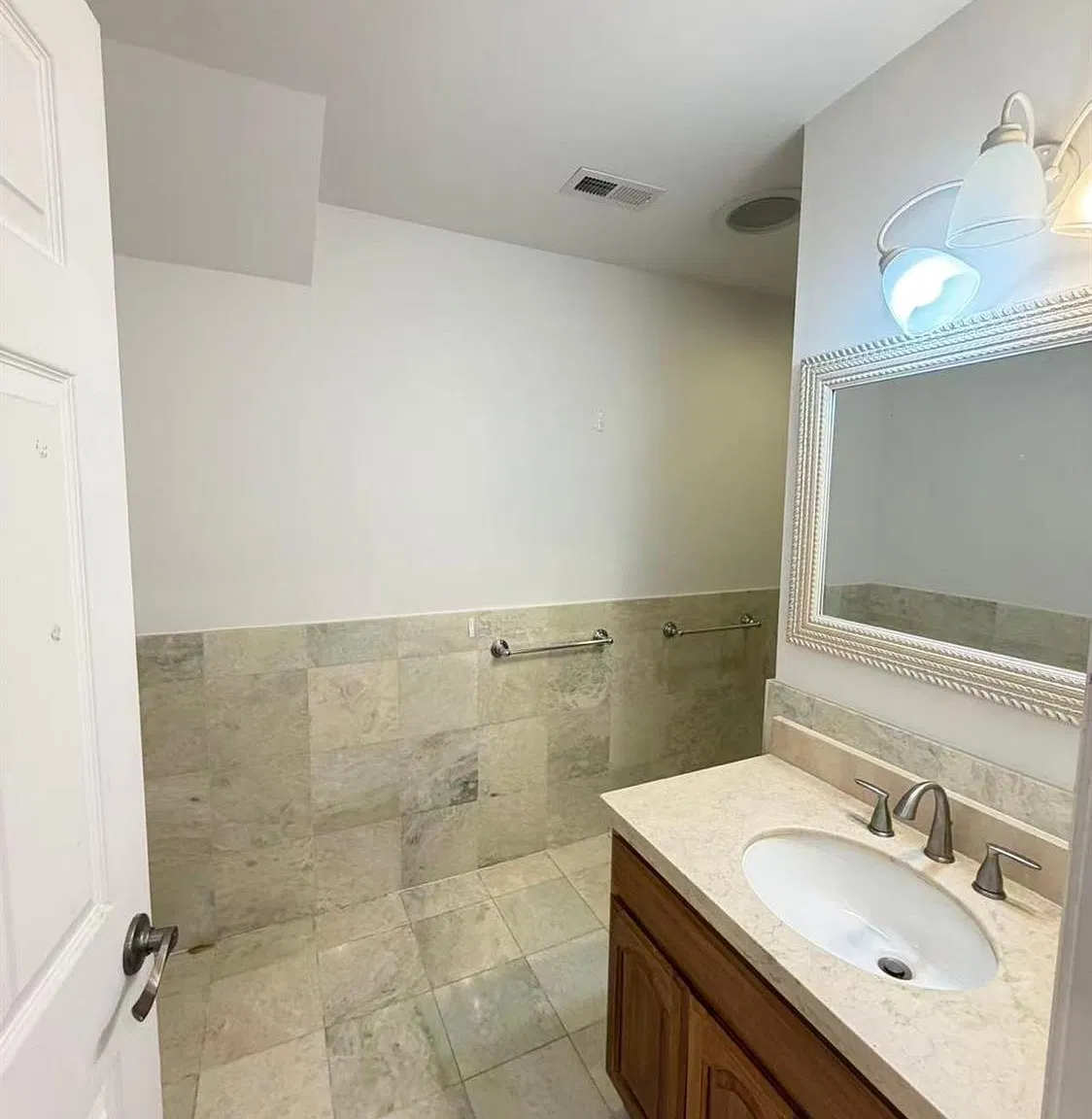 3 bed, 1.0 bath, 1000 sqft, $3,650 — Photo 3
