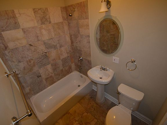 4th image of 1640 W Greenleaf Ave #46