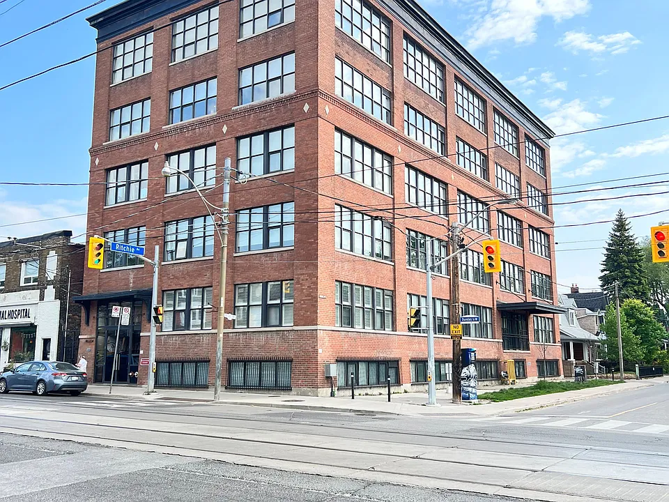 2154 Dundas St W #406