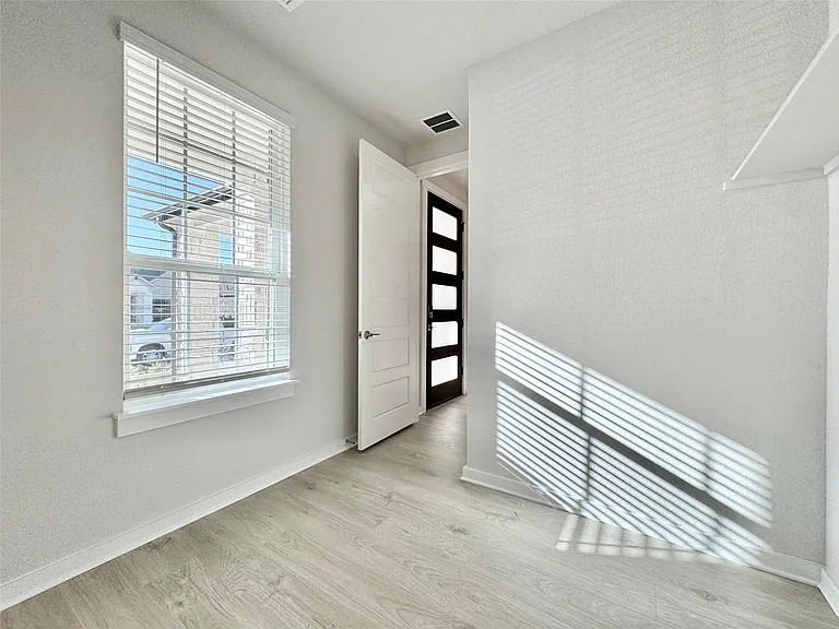 404 Tinto St — Photo 29