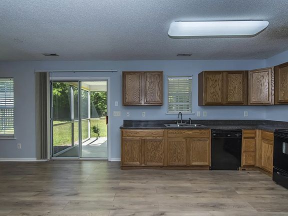 3rd image of 392 Eagle Pointe Dr