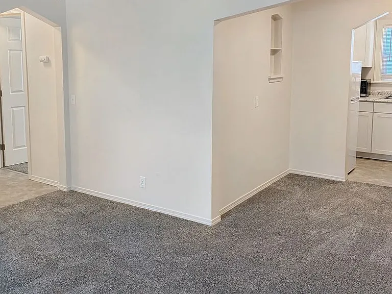 Town Manor Apartments — Photo 8