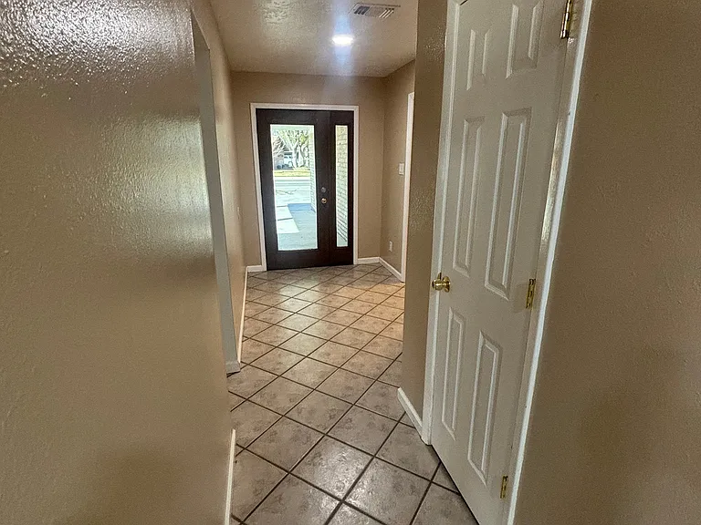 506 W Poe St — Photo 11