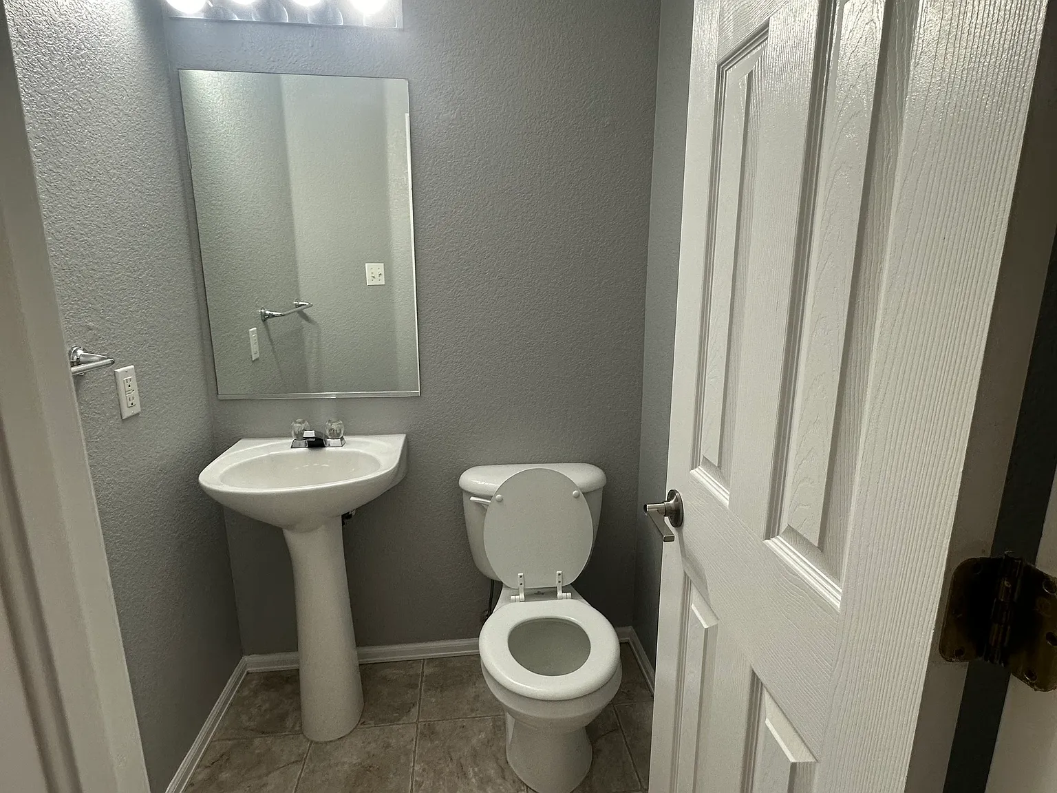 3 bed, 1.5 bath, 1100 sqft, $2,700 — Photo 3