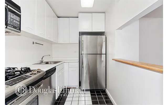 Rented by Douglas Elliman | media 19