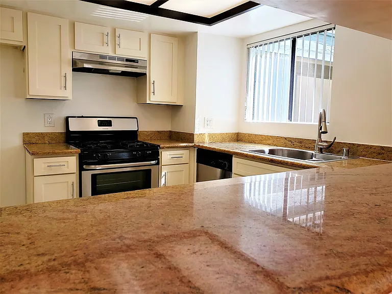 1141 N Columbus Ave — Photo 23