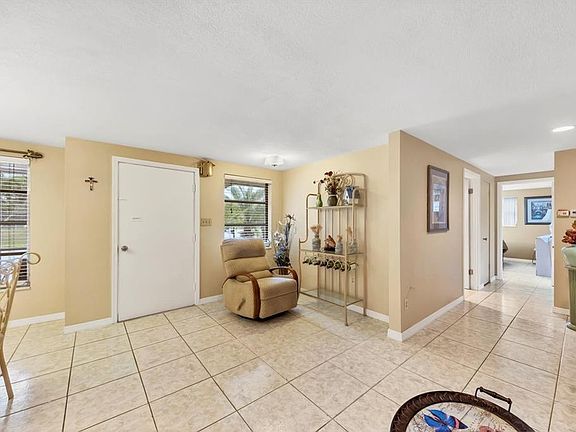 4th image of 404 Monza Ave
