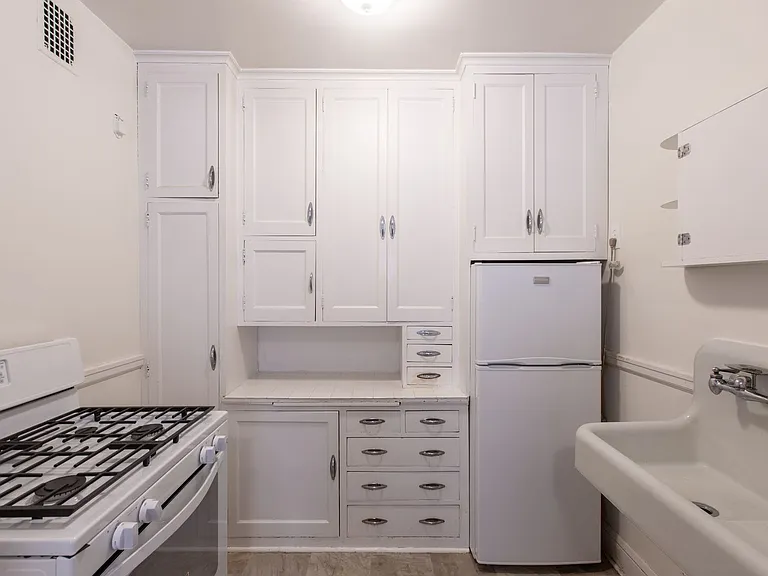 2434 Dupont Ave S — Photo 22