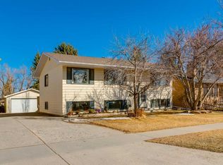 10012 W Oakfield Dr SW, Calgary, AB T2V 4B4