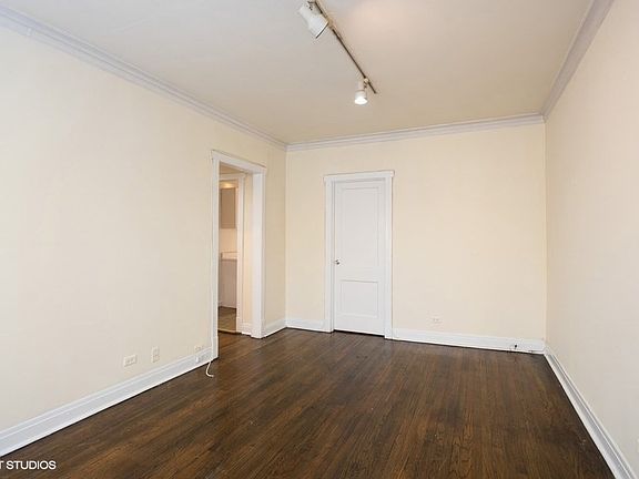 4th image of 4006 N Kenmore Ave #2E