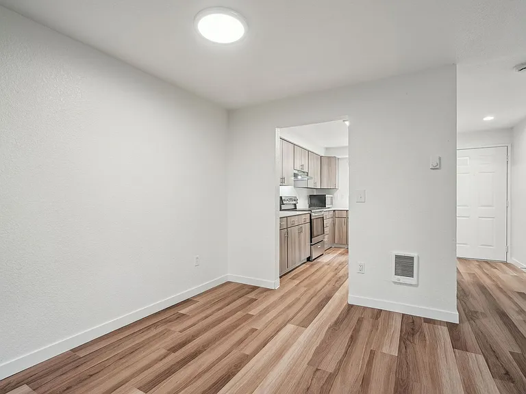 The Arch - Apartments & Townhomes — Photo 15