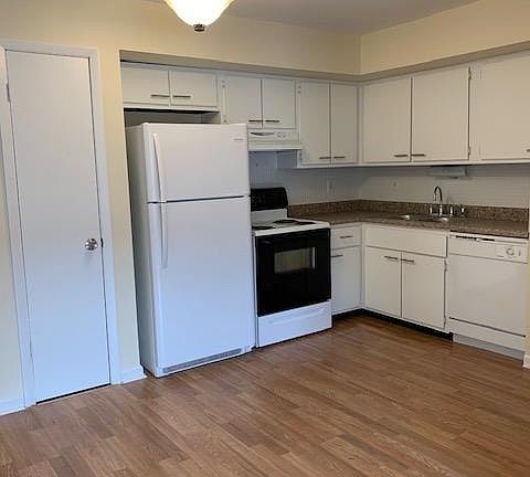 4th image of 9537 Hyde Park Dr