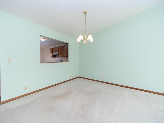 3rd image of 892 Creekridge Dr