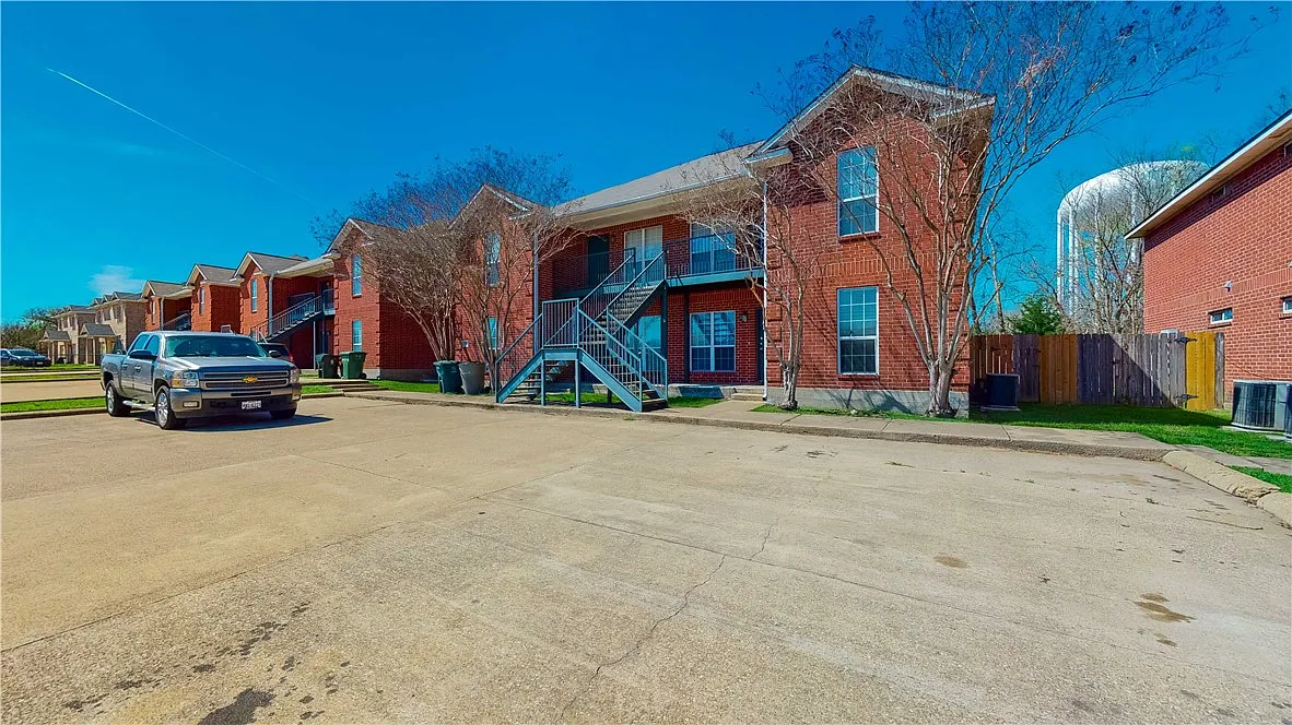 Building Photo - 1511 Hollowhill Dr #C