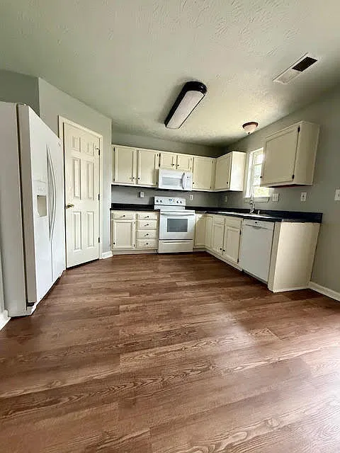 3 bed, 2.0 bath, 1264 sqft, $1,900 — Photo 2