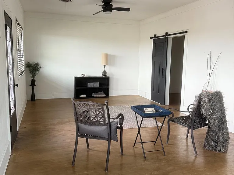 405 E College St — Photo 26