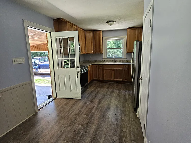 548 Greenway Dr — Photo 6