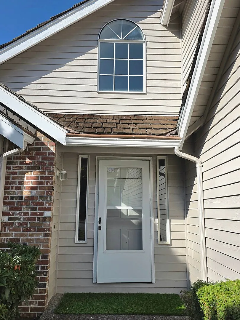 Dash Point area Charming 3 bedroom 2.5 bath, 2 car garage located in Federal Way. Available NOW — Photo 2