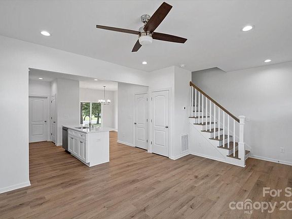 3rd image of 1801 Warren Ave