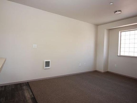 5th image of 139 NW Revere Ave #1
