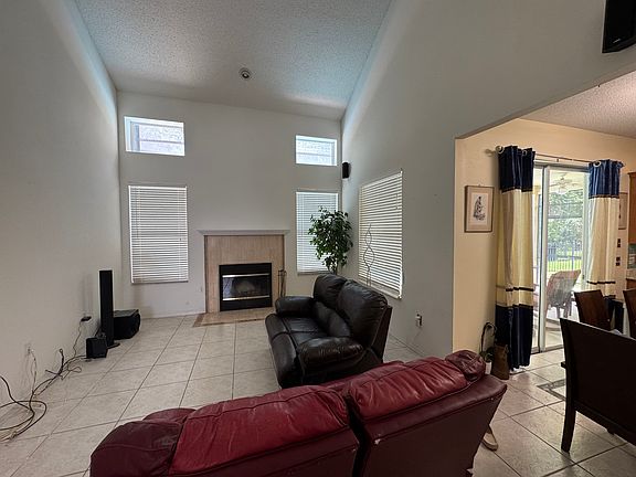 5th image of 410 Sandringham Ct