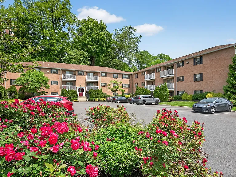 Waters Edge Apartments — Photo 36