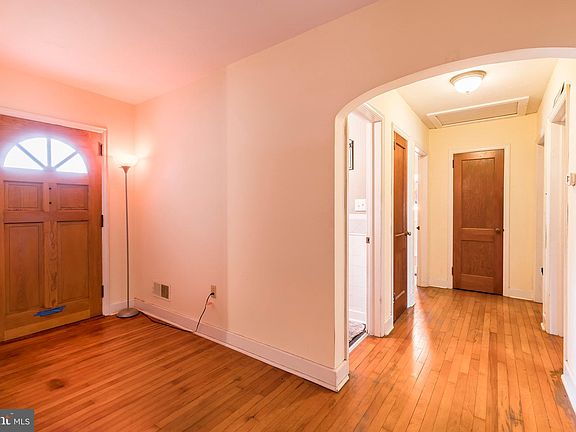 4th image of 824 W 3rd Ave