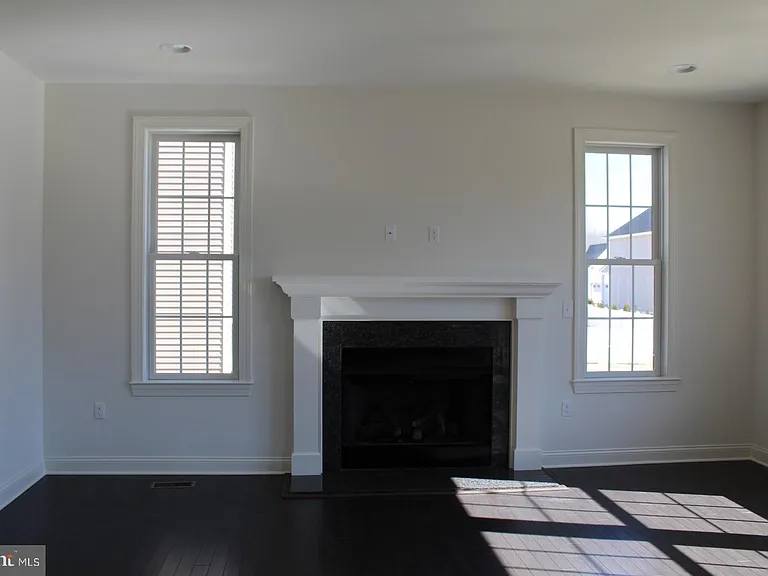 47 Thomas Dr — Photo 8