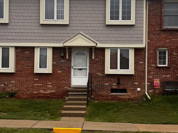 20021 N Great Oaks Cir, Clinton Township, MI 48036